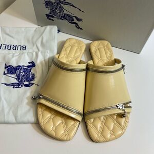 New-Burberry
decorative-zip flat leather sandals